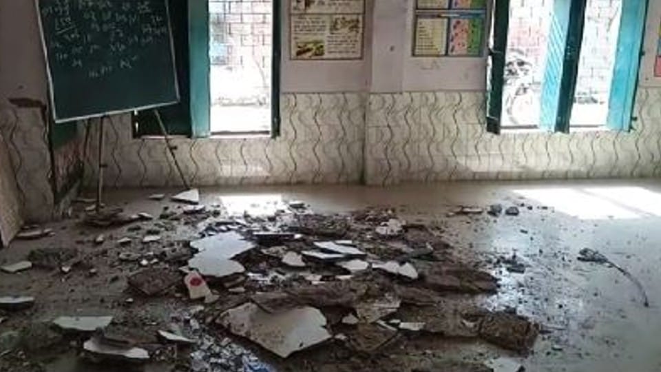 stir due to the fall of the roof of the primary school eaight students injured in mathura