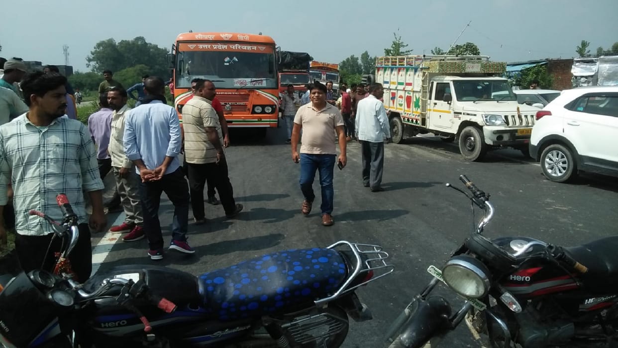 Lineman dies due to electrocution in Moradabad, angry people jammed the highway