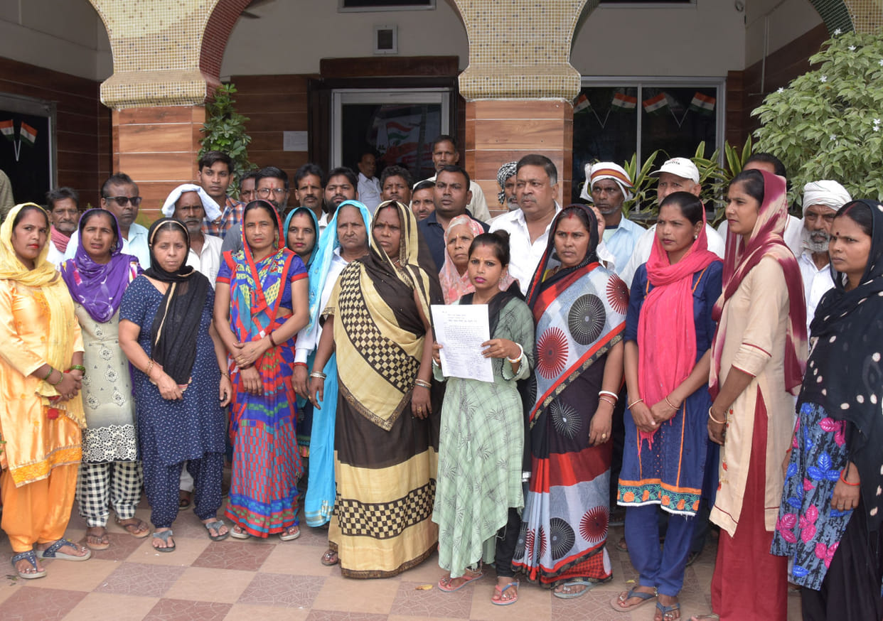 Demonstration at Municipal Commissioner's office for roads