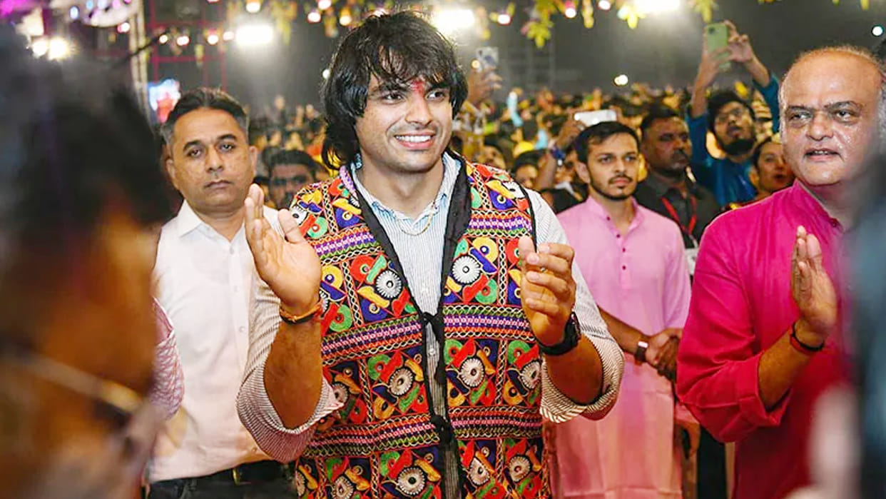 Neeraj Chopra Perform Garba Dance in Vadodara Ahead of National Games 2022 Opening News in Hindi