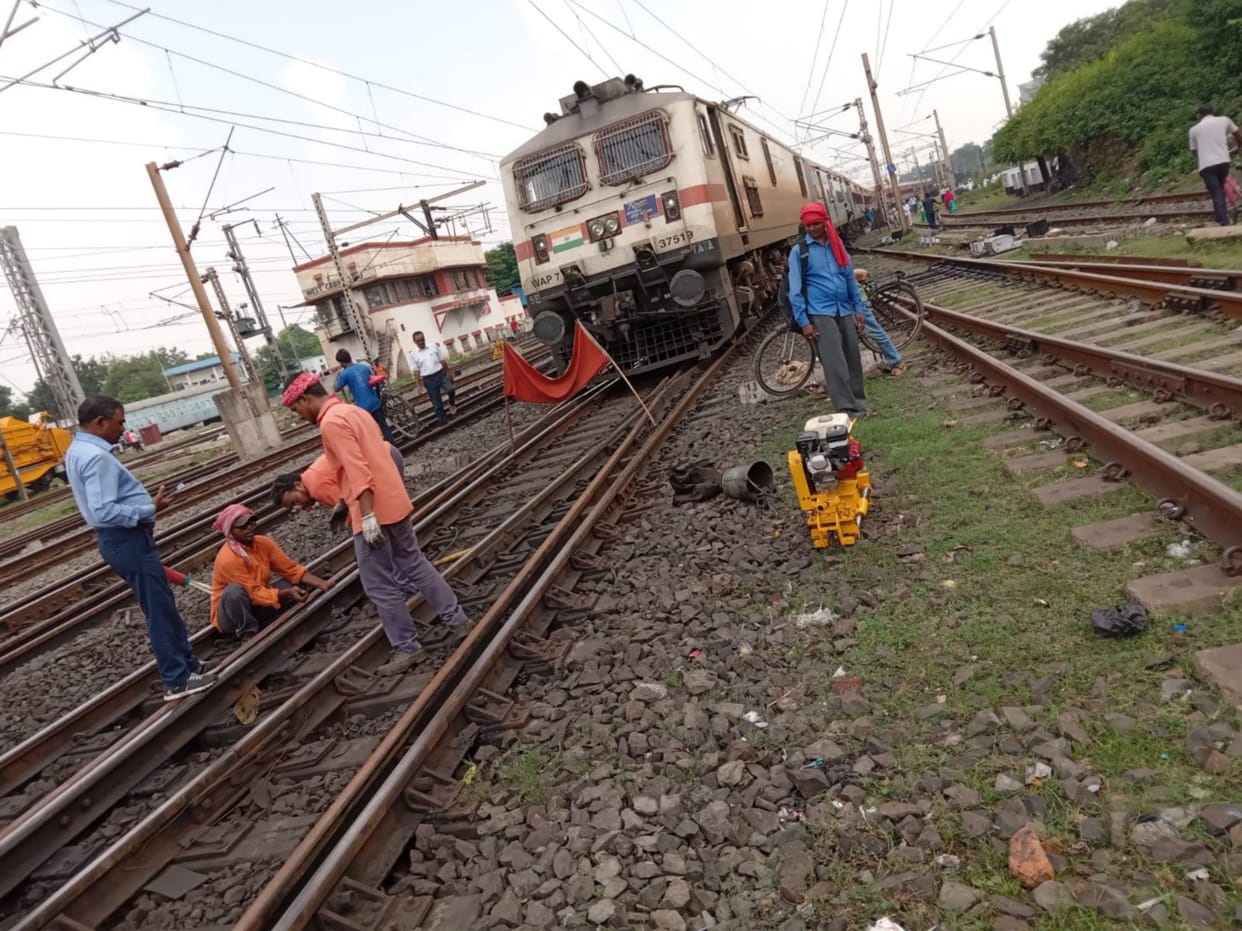 Mumbai mail saved from accident, youth stopped train after seeing broken track