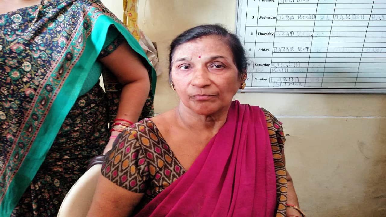 miscreants ran away with jewelry by cheating woman in Amroha s Bada Bazar