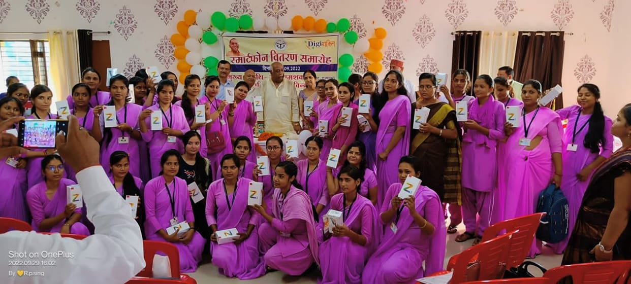 Girls chirped after getting smartphone in hands of Rajya Sabha MP