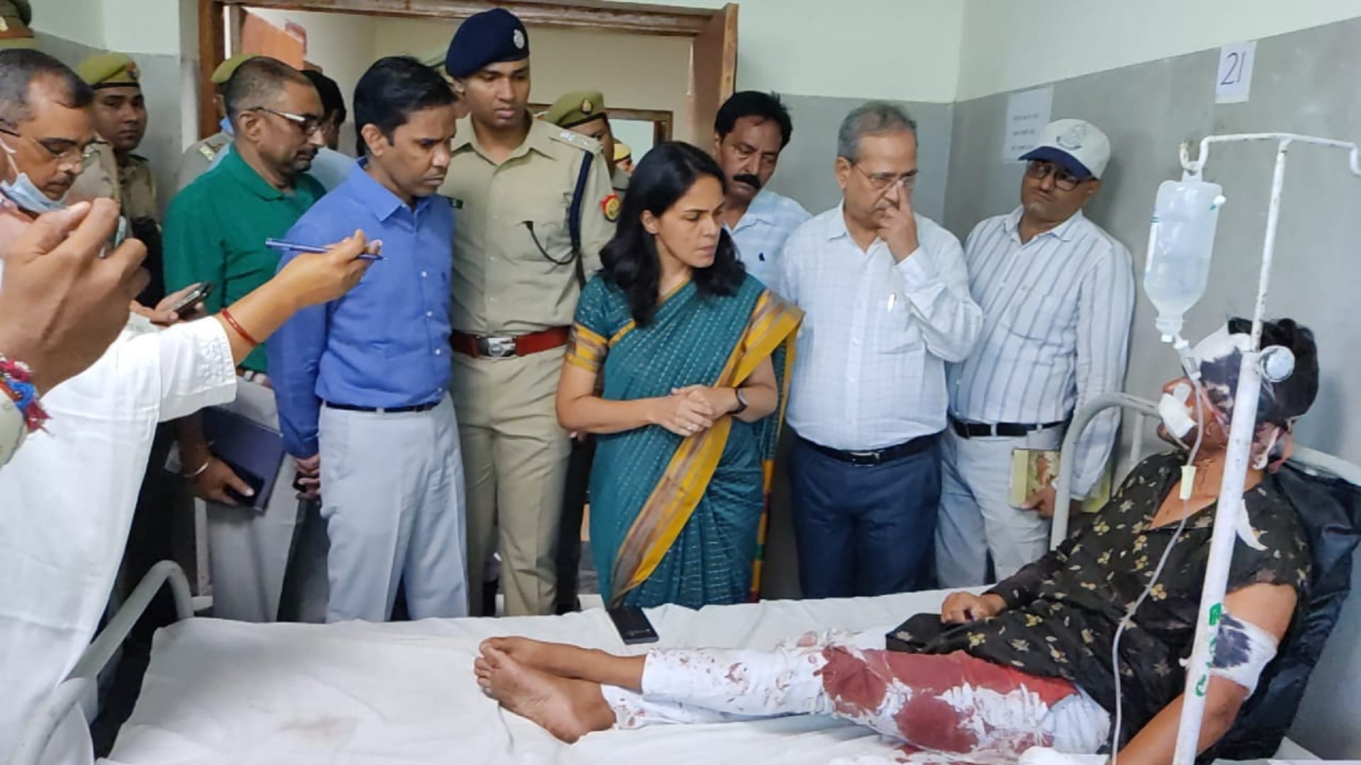 IAS Roshan Jacob Start Crying In Hospital After Seeking Injured Child Video Viral News In Hindi