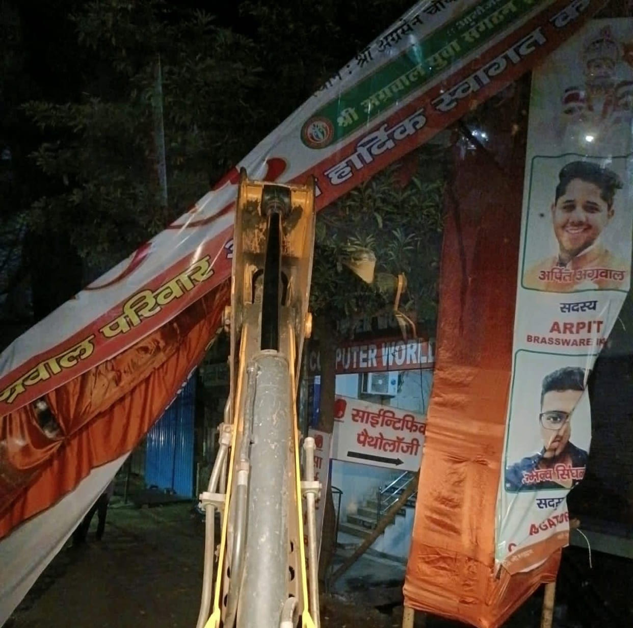 Municipal Corporation broke the welcome gate of Agrasen Jayanti, outrage