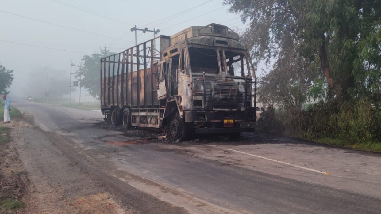 Baghpat: Truck caught fire, 80 lakh clothes burnt
