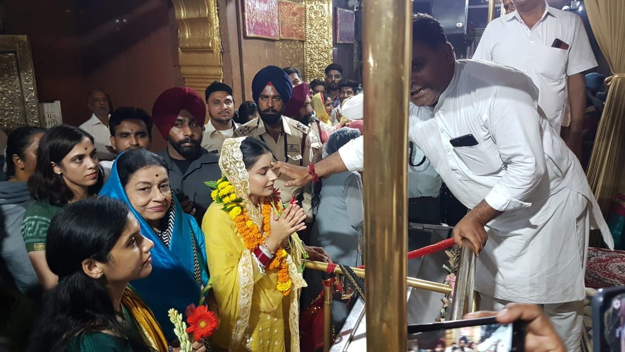 CM's wife and sister bowed before the historic Kali Mata temple