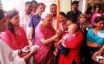 बलरामपुर के एमएलके पीजी कालेज में नौनिहाल को अन्न प्रासन कराती राज्यपाल आनंदीबेन पटेल।-संवाद
