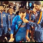 दीपक चाहर और अर्शदीप केक खिलाते हुए