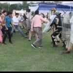 मॉकड्रिल में भीड़ नियंत्रित करते पुलिस के जवान