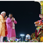 पीएम मोदी ने मां अम्बे की आरती की