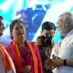 पूर्व मुख्यमंत्री वसुंधरा राजे से बात करते पीएम।