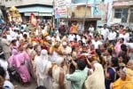 दिगम्बर जैन बडा मन्दिर से भगवान पारसनाथ की रथयात्रा निकालते जैन श्रद्धालु