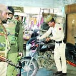 जम्मू में वाहनों की चेकिंग करते पुलिस कर्मी