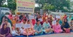 उपायुक्त कार्यालय नाहन के परिसर में भूख हड़ताल पर बैठीं गुर्जर समाज की महिलाएं।