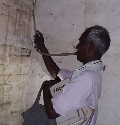 1च्छरों का लार्वा तलाशता मलेरिया विभाग का कर्मचारी। संवाद