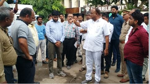 Seeing overflowing sewer mayor said  get FIR against metro officers in agra