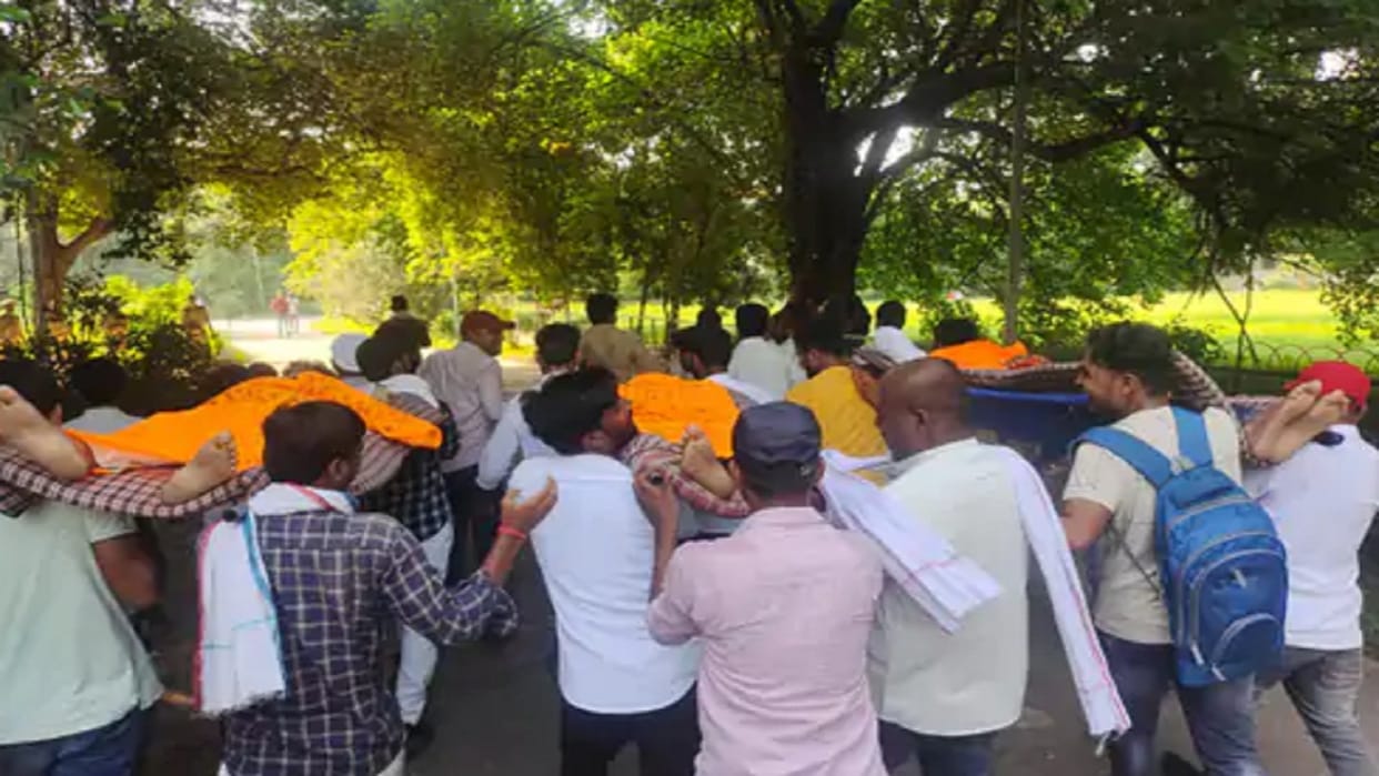 Allahabad University funeral procession of three students who were on hunger strike