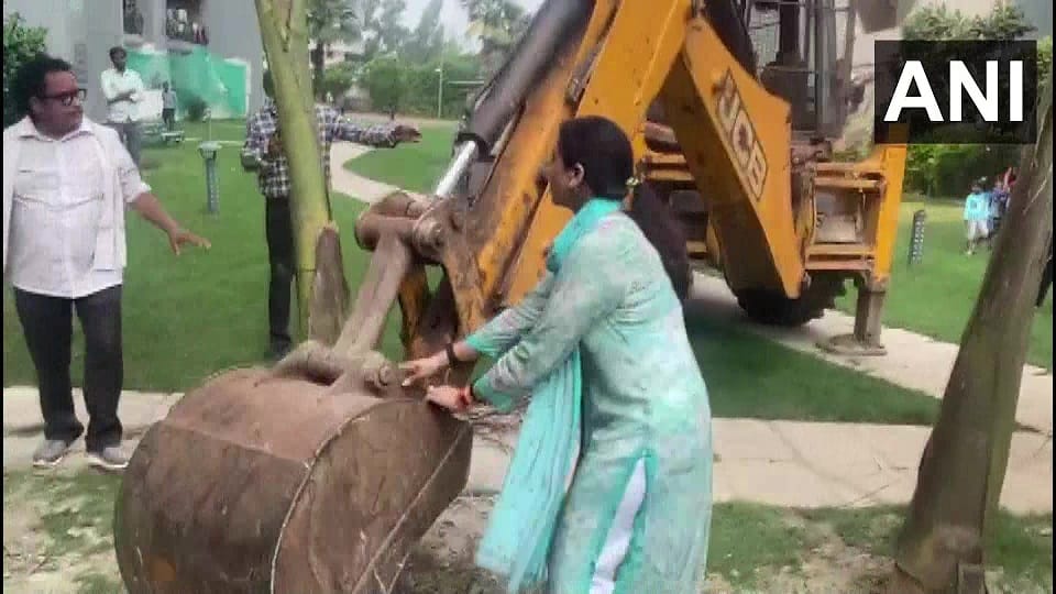 grand omaxe noida demolition Society people seen cursing Shrikant Tyagi for taking action against encroachment