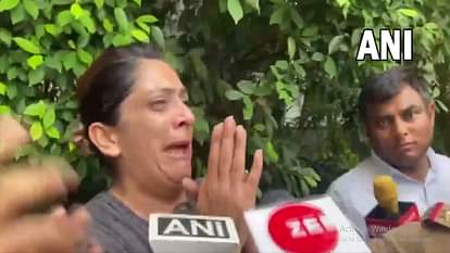 grand omaxe noida demolition Society people seen cursing Shrikant Tyagi for taking action against encroachment