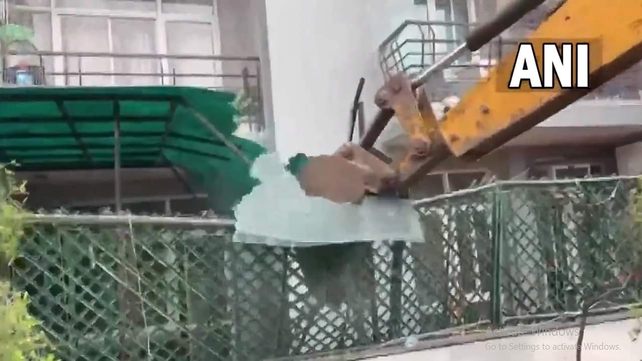 grand omaxe noida demolition Society people seen cursing Shrikant Tyagi for taking action against encroachment