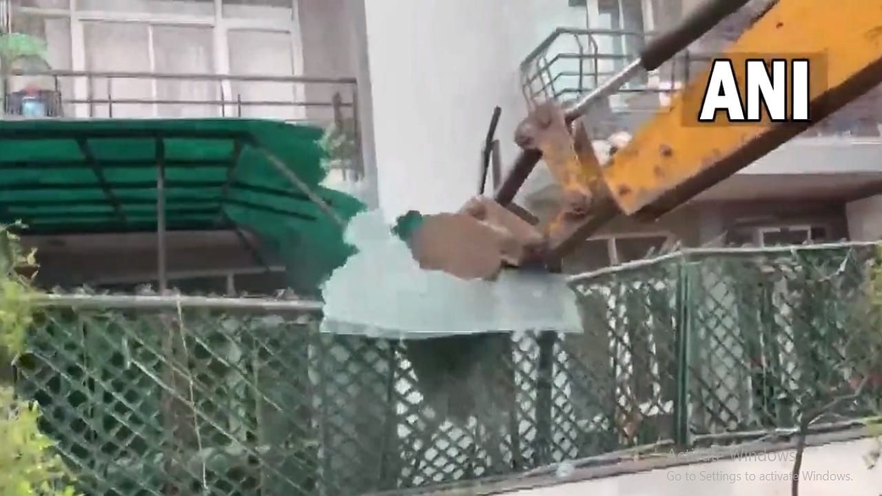 grand omaxe noida demolition Society people seen cursing Shrikant Tyagi for taking action against encroachment