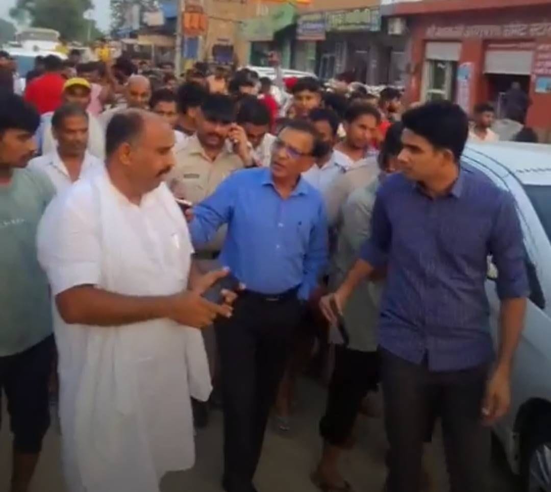 After seven days, the anger of bhuna residents erupts again, villagers sitting in front of the car