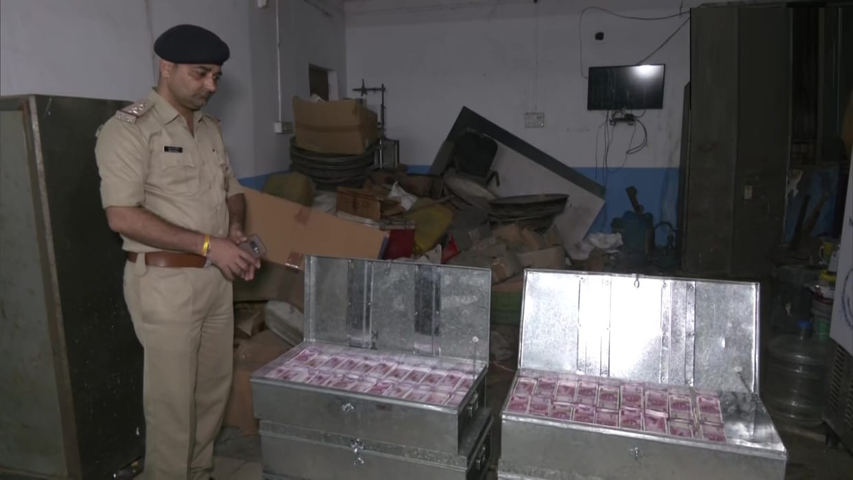 Police seized more than 25 crore fake notes in surat Gujarat