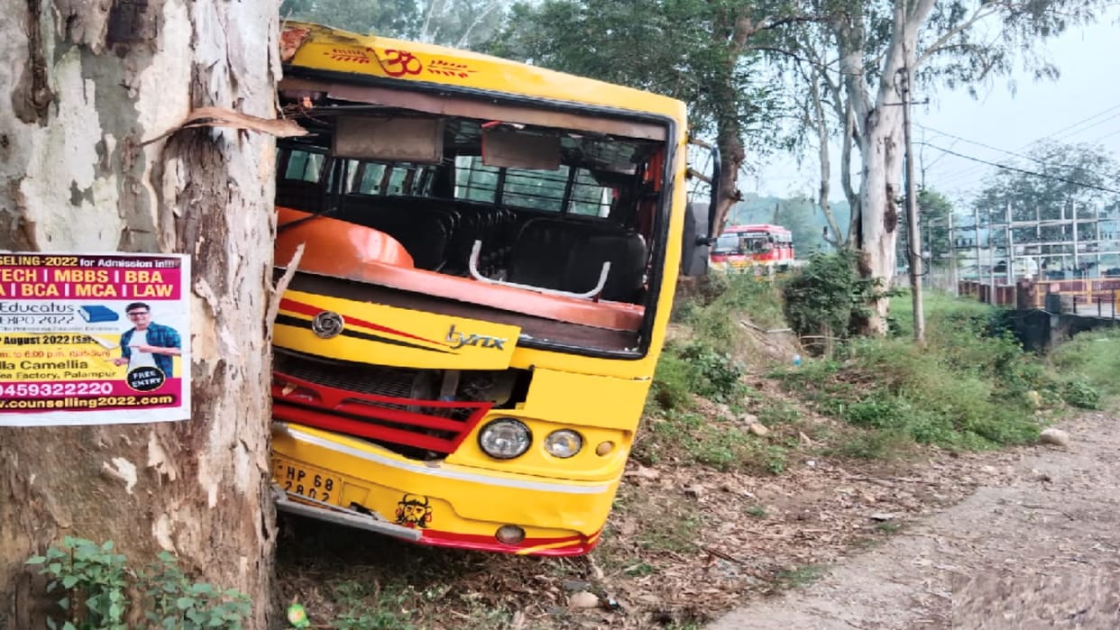 private bus collided with a danga in dehra Kangra, student narrow escaped