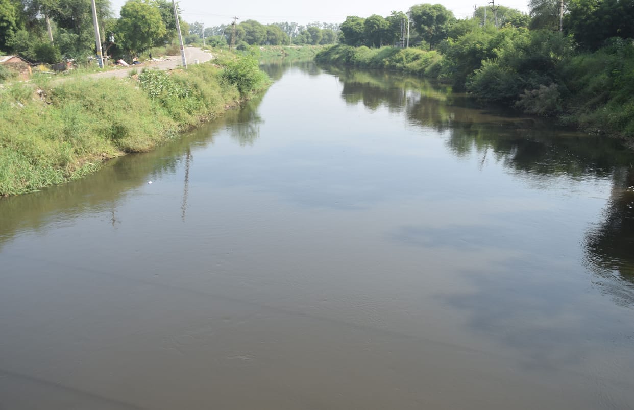 Drain number eight full, farmers said - if it breaks, the situation will be uncontrollable