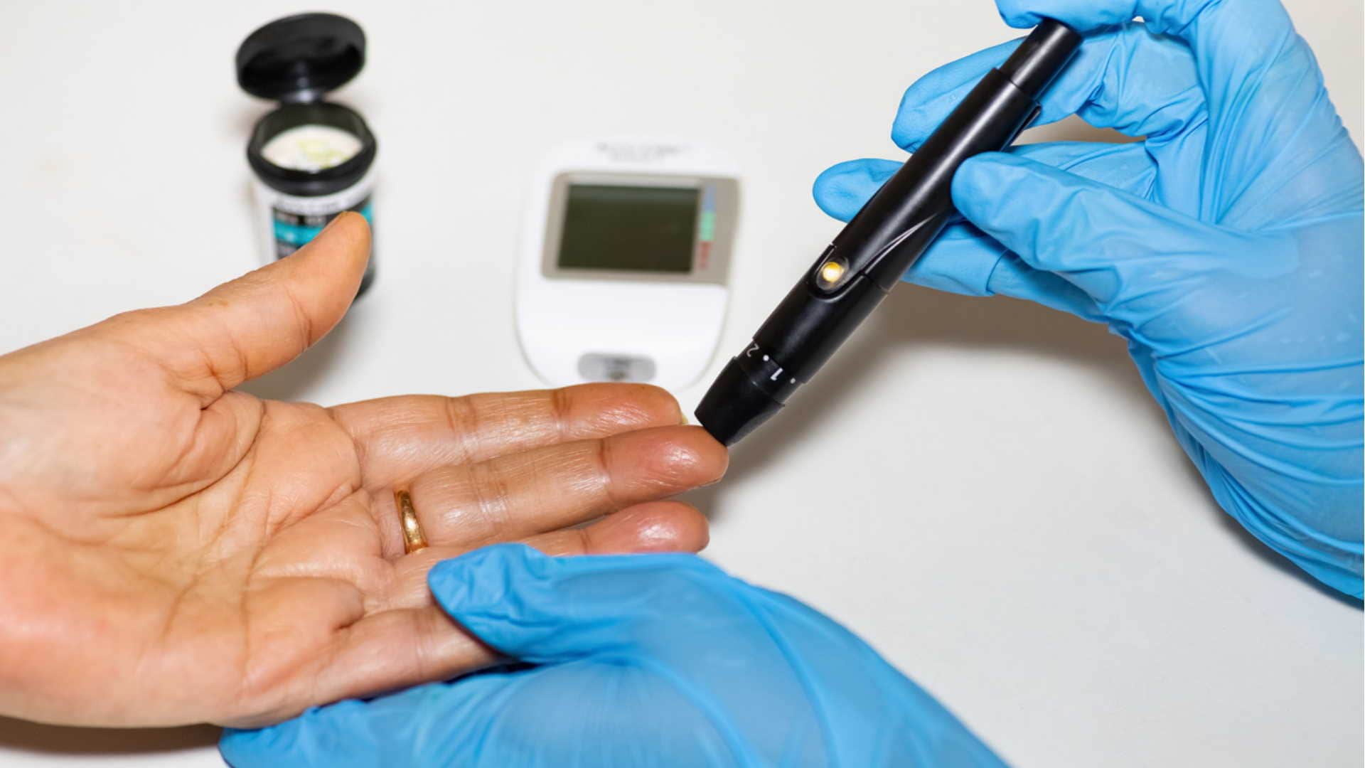 numbness and tingling in hands and feet, know what disease causes this problem