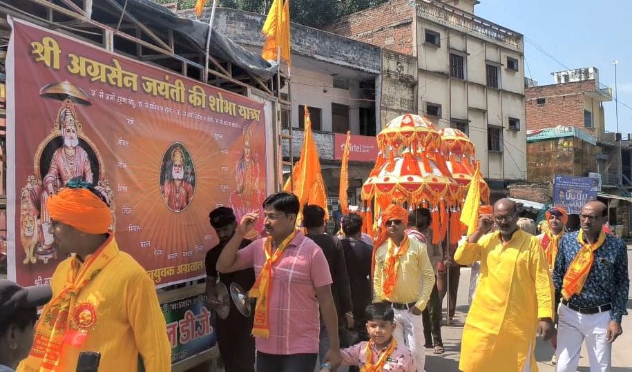 Chitrakoot: Welcome and distribute fruits and sweets at many places in the city