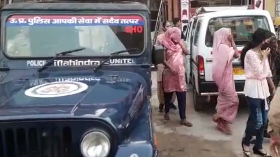 Prostitution was going on in Shyam ji hotel of Agra, seven including five girls arrested