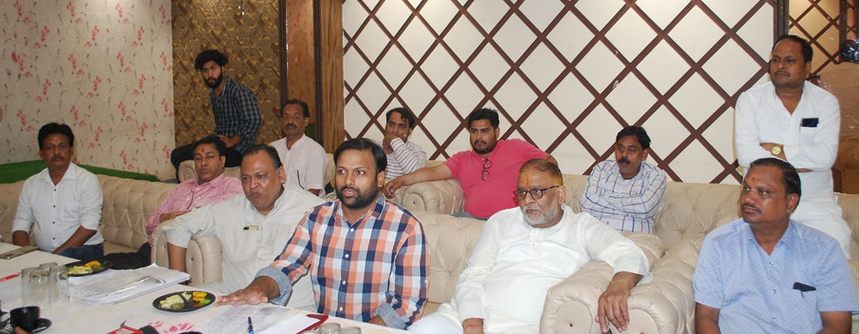 Hathras: Traders rallied in favor of rice mill owner, angry over the action of the administration