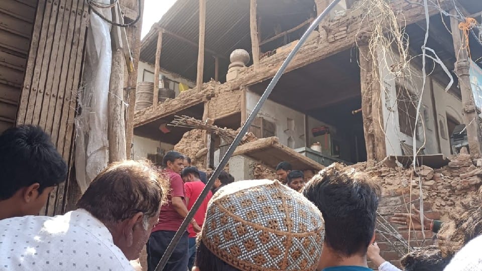 Dhar: The wall of the old house collapsed, three laborers died due to being crushed