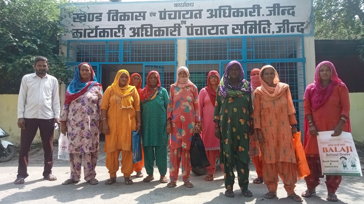 MNREGA workers did not get work in Ahirka for 23 days, sloganeering outside BDPO office