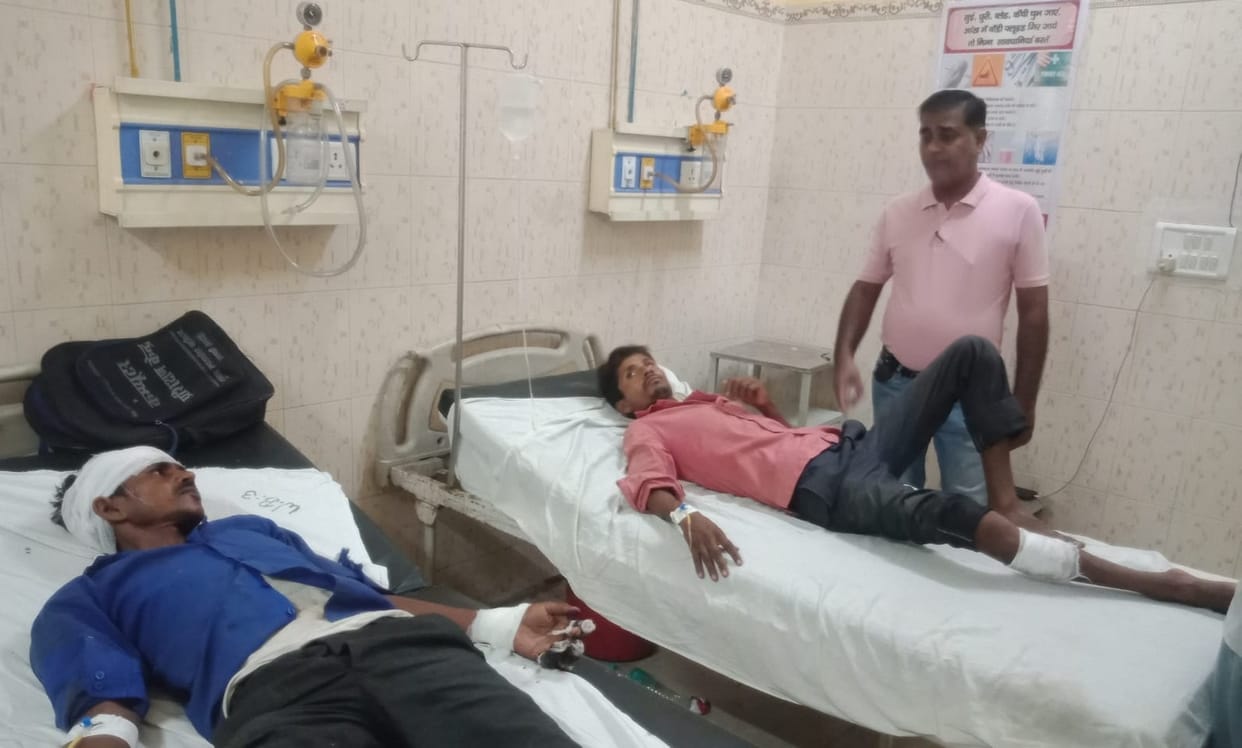 Truck and pickup collide strongly in Kannauj, two farmers killed and eight injured