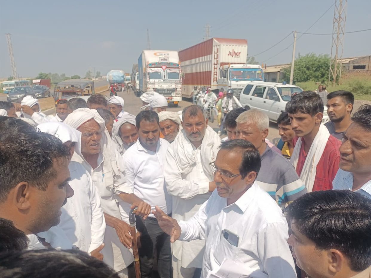 People of Brar Kheda blocked the Jind-Rohtak road demanding the drainage of rain water from the fields.