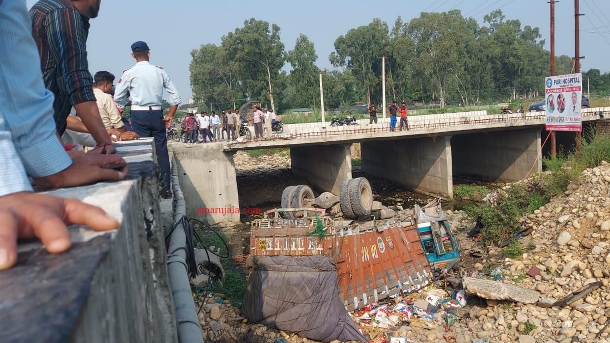 kathua accident Truck loaded with apples overturns on National Highway