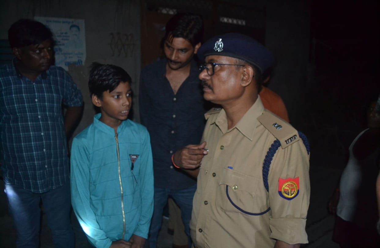 4.25 lakh looted by throwing chilli in the eyes of the businessman