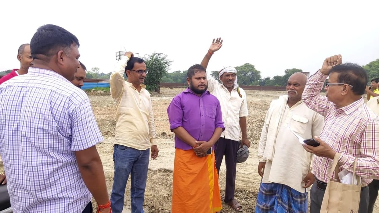 Farmers agitated over the violation of the agreement by the working organization of Purvanchal Expressway, protested:
