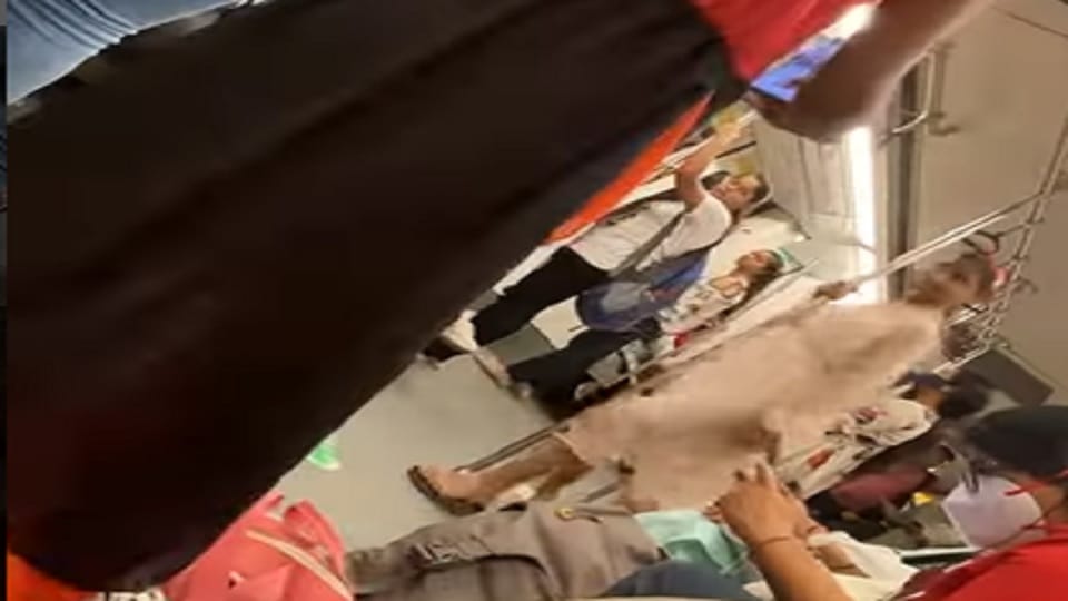 Dancing Girl girl suddenly started dancing in metro viral on social media everyone is praising