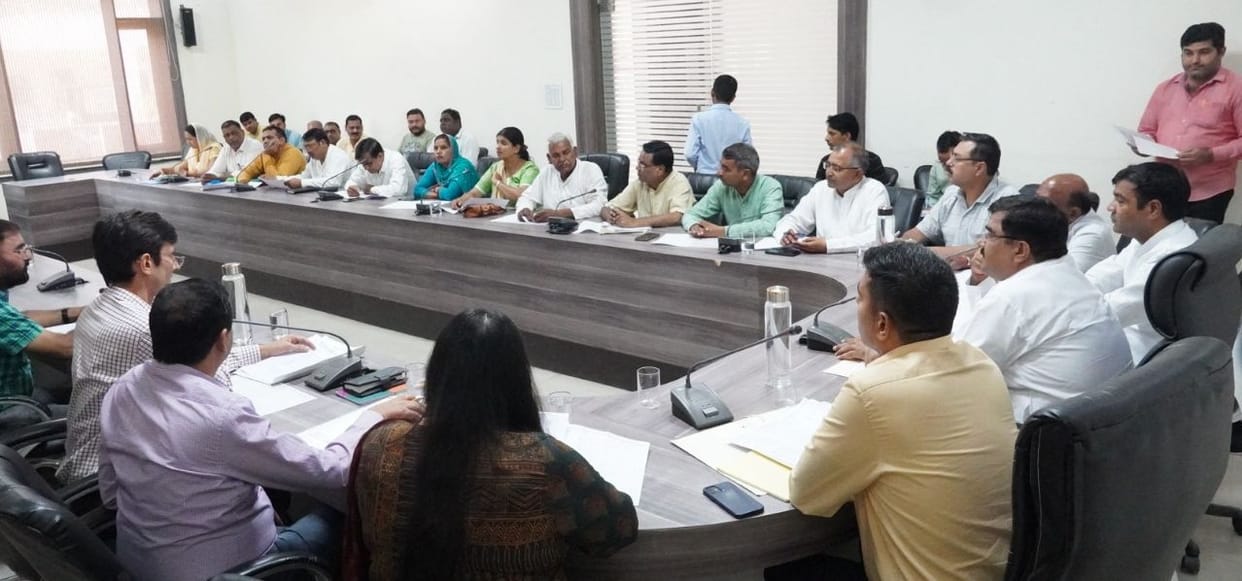 In the meeting of the house, a proposal to legalize 26 unnamed colonies, the councilor said - if the agenda is passed, the public will wear a garland of shoes
