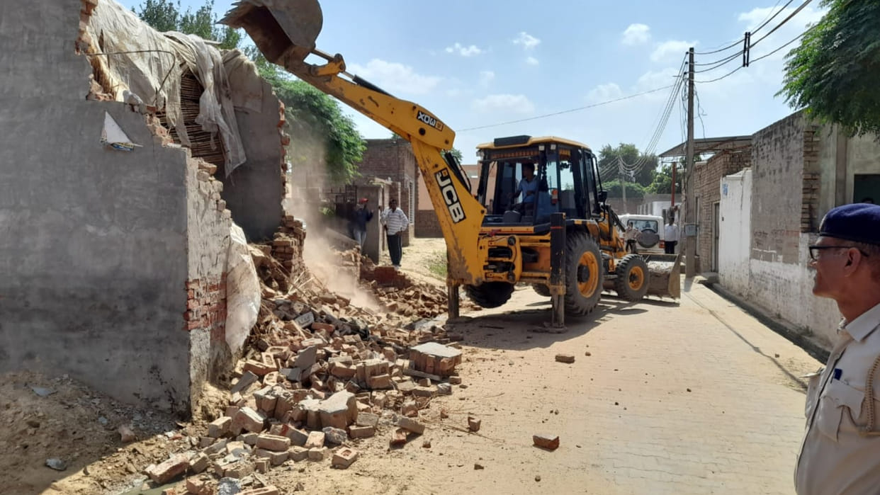 Illegal constructions of drug smugglers demolished with JCB in Sirsa