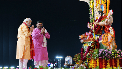 पीएम मोदी ने मां अम्बे की आरती की
