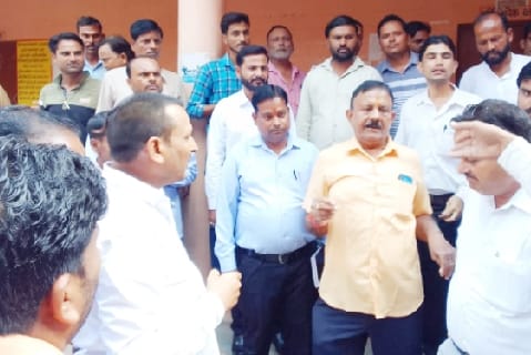 Uproar in the office of the Inspector of Supply of Lawyers in protest against the indecency, the lockout