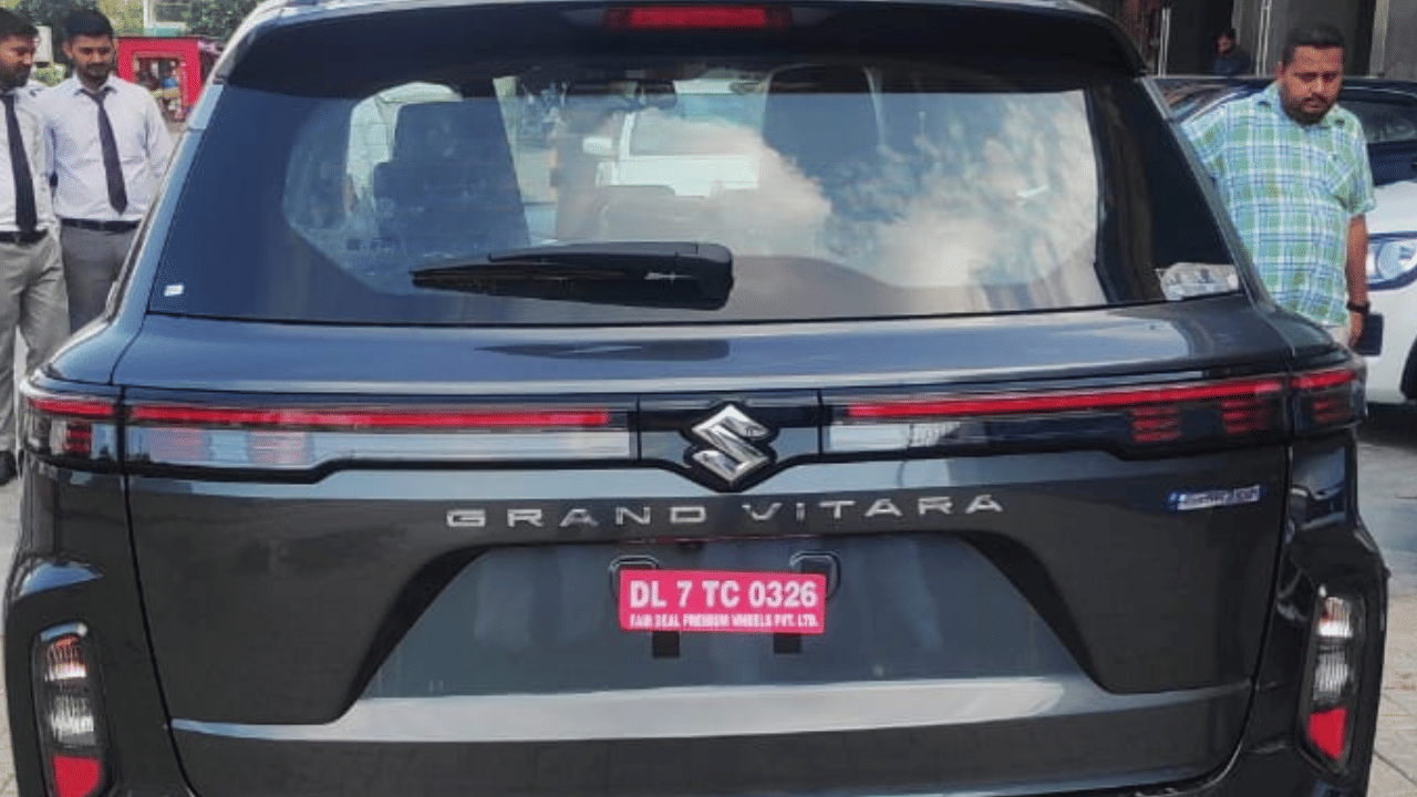 How useful is the rear wiper in the car, know why rear wipers are missing in sedan cars