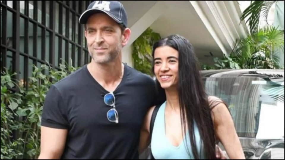 vikram vedha actor hrithik roshan spotted his girlfriend saba azad users said bachi kahan se laye ho au