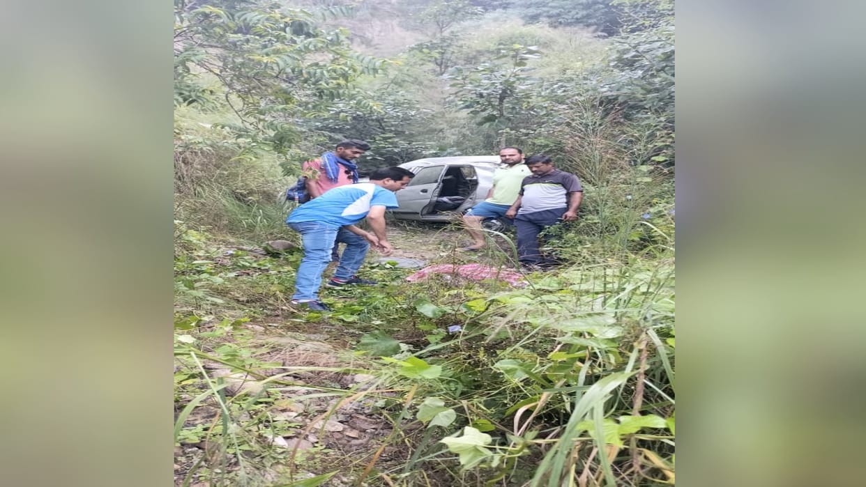 Road Accident, Car fell into a ditch in Himachal's Sujanpur, one teacher killed, another injured