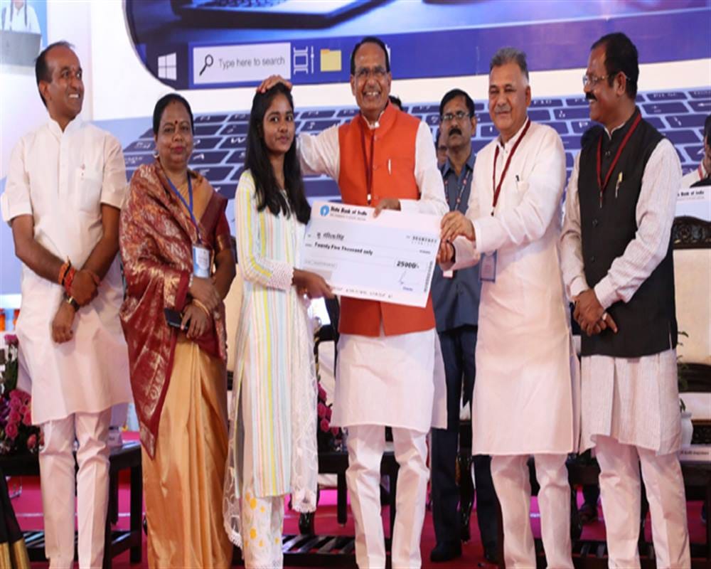 MP News CM Shivraj release laptop amount to talented students today